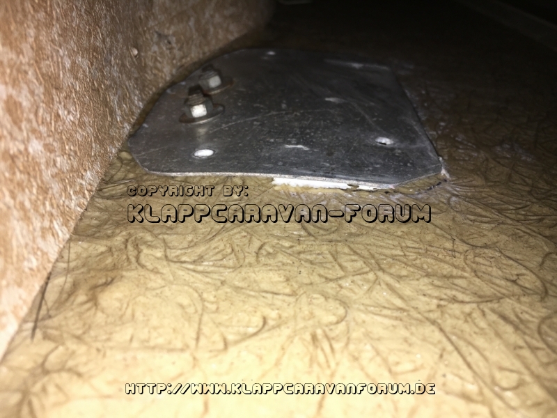 Herausgebrochene Öse