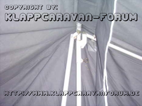 Innen links und rechts die Schiebmuffen bis in den First schieben und festschrauben