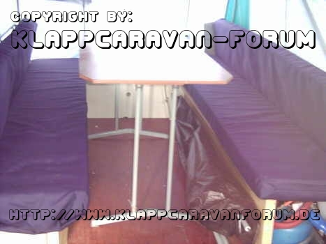 Die rechte Schlaffläche als Sitzgruppe