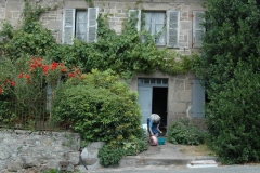 Alte Frau vor ihrem Haus in Faux-la-Montagne - Limousin