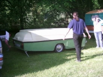 Aufbau FaWoBoo - Fahren - Wohnen - Boot / 1. Schritt - Klapper ausgerichtet und Kurbelstützen sind gesetzt